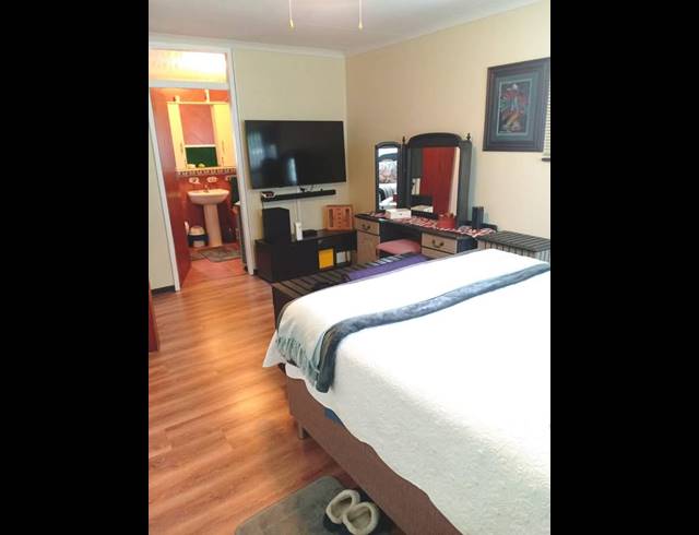 4 BEDROOM HOUSE FOR SALE IN COSMOSRAND